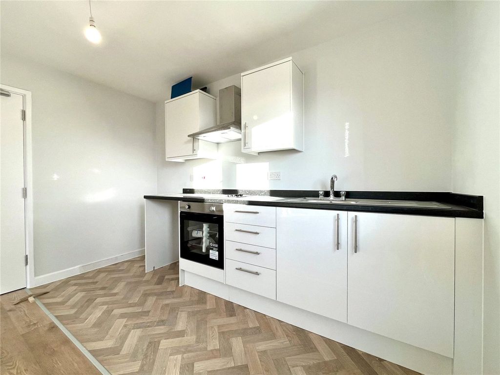 Property photo 3 of 11 Kitchen