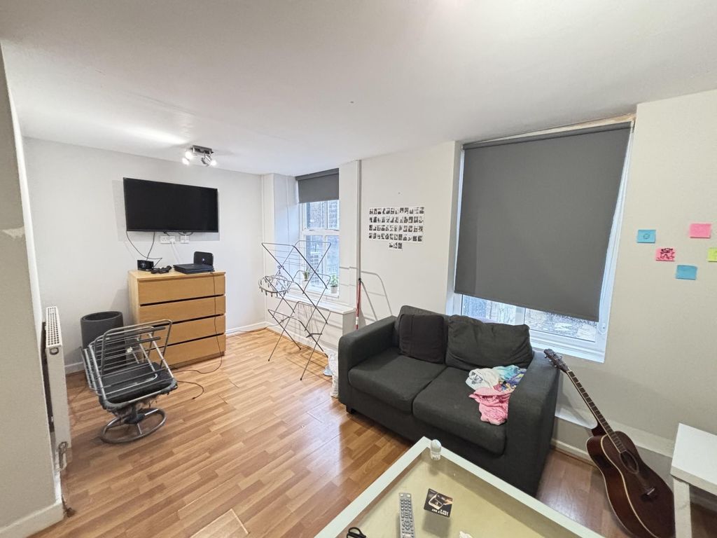 Property photo 2 of 23 Bright And Spacious Living Room With Modern Furnis...