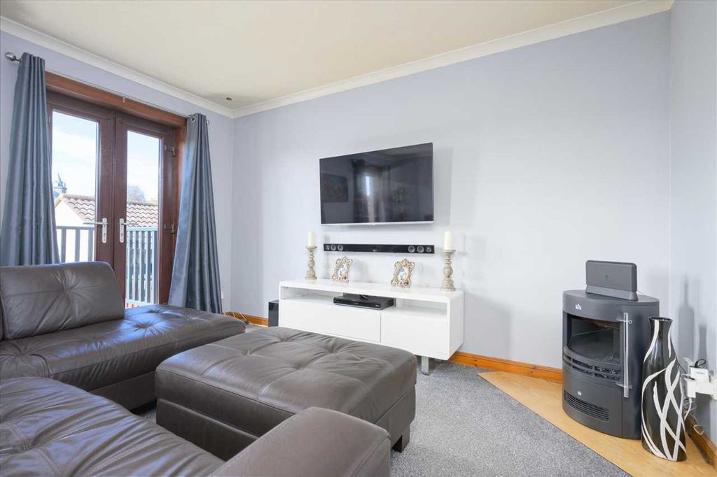 Property photo 2 of 17 Lounge/