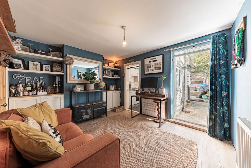 Property photo 3 of 30 Dining Room (1)