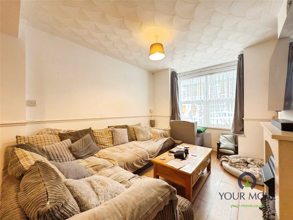 Property photo 3 of 9 Lounge