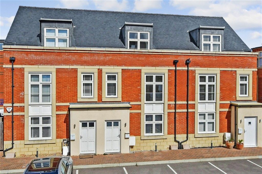 Property photo 2 of 10 Front