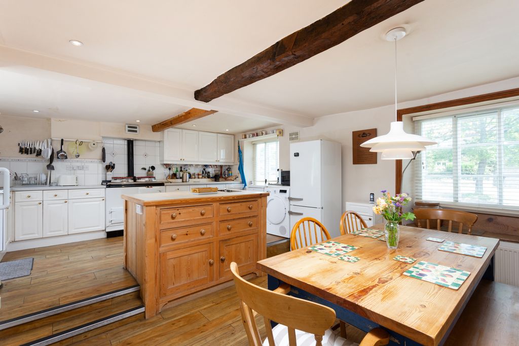 Property photo 3 of 27 Kitchen