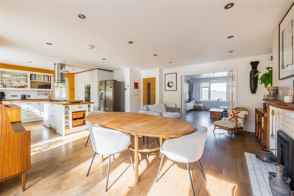 Property photo 2 of 20 49 Westdene Drive-11.Jpg