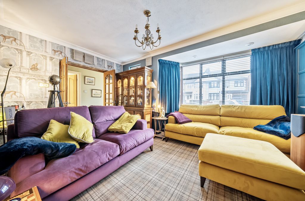 Property photo 3 of 18 Lounge2