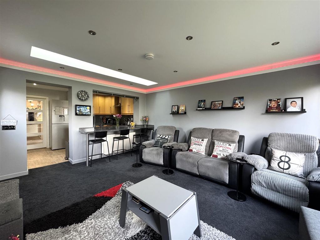 Property photo 2 of 21 Lounge.Jpg