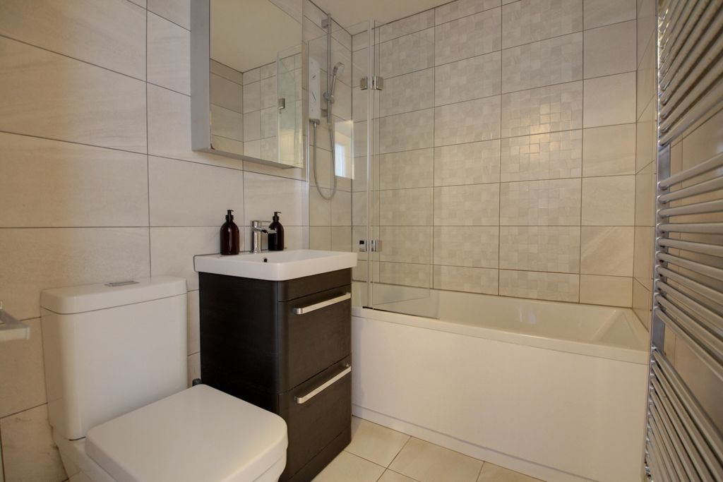 Property photo 3 of 10 Bathroom