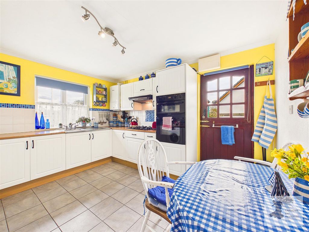 Property photo 3 of 31 Kitchen