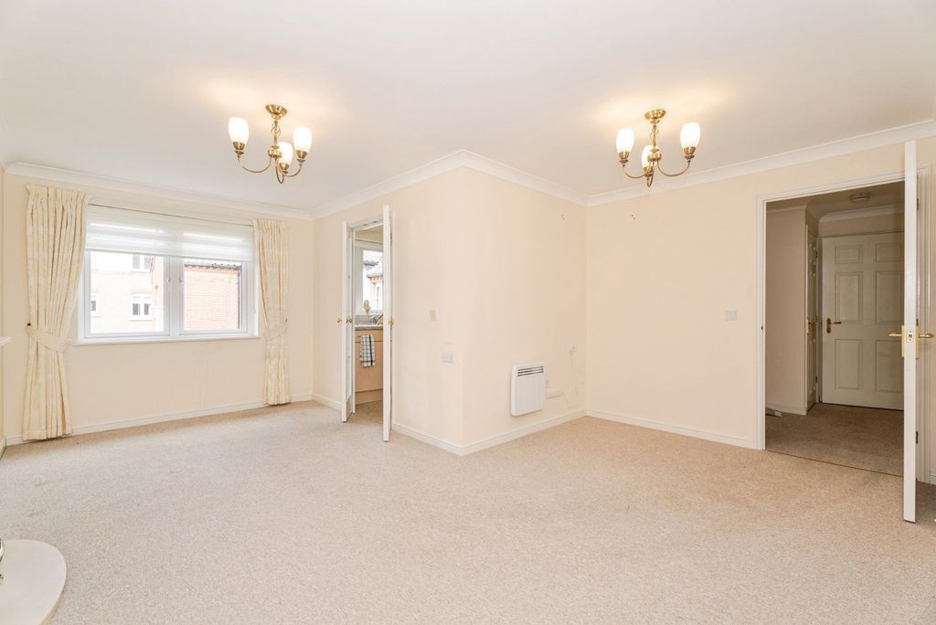 Property photo 1 of 12 Lounge