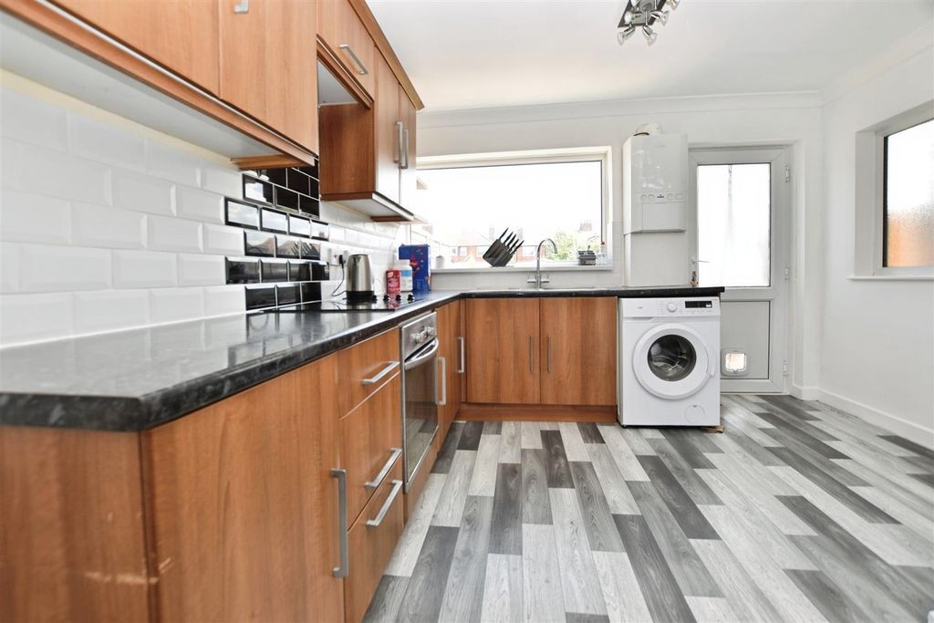 Property photo 2 of 10 Kitchen / Diner
