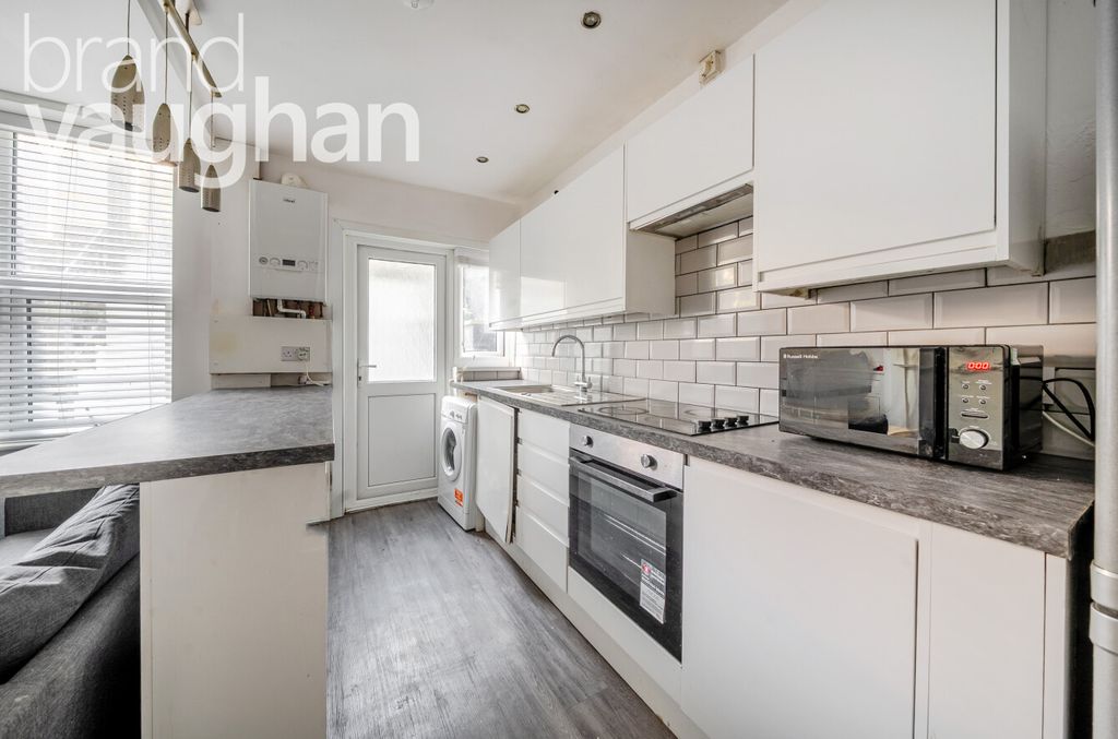 Property photo 2 of 11 Kitchen