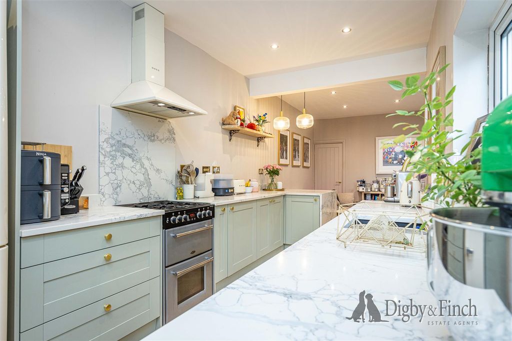 Property photo 3 of 17 Living Kitchen
