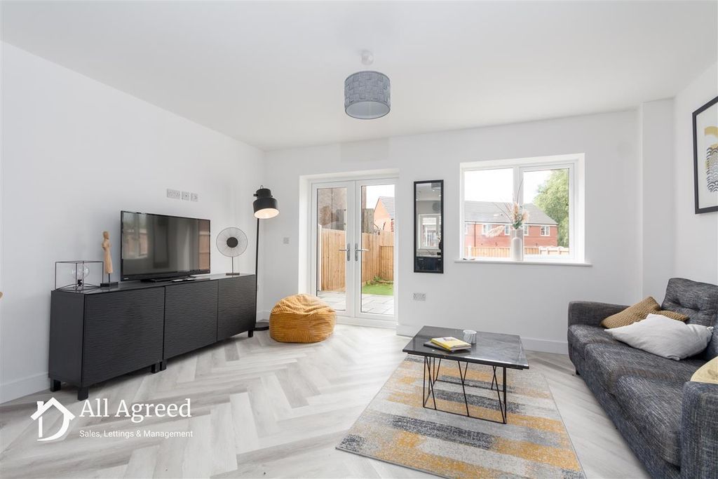 Property photo 3 of 15 Lounge