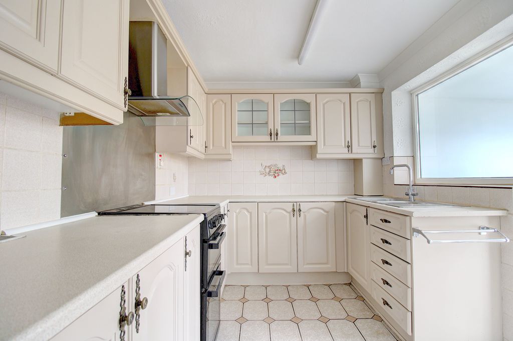 Property photo 3 of 20 Kitchen