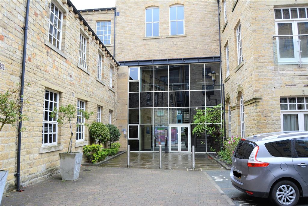Property photo 1 of 7 Communal Entrance