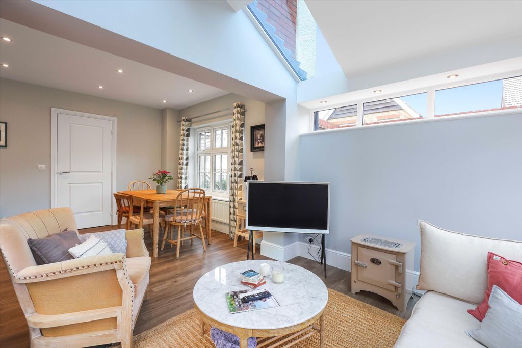 Property photo 2 of 19 Image