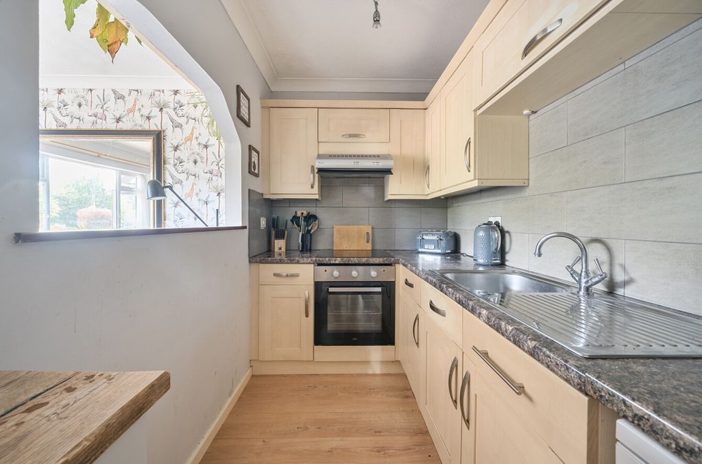 Property photo 3 of 10 Kitchen