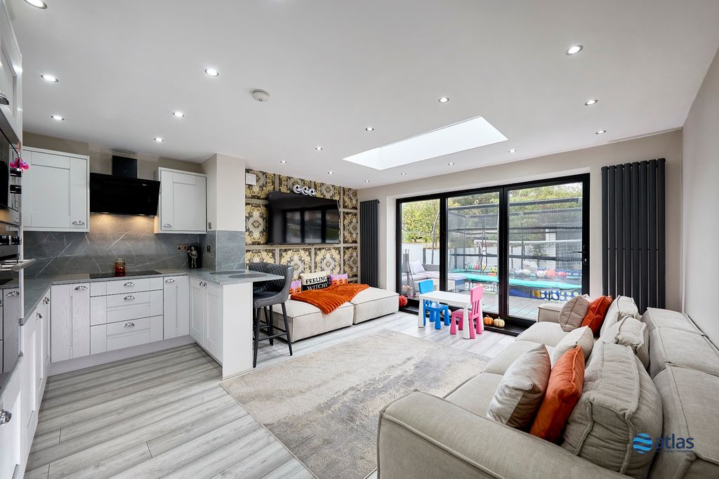 Property photo 3 of 19 Kitchen/Lounge