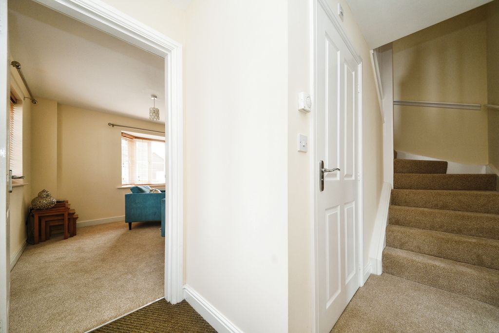 Property photo 3 of 16 Entrance Hall