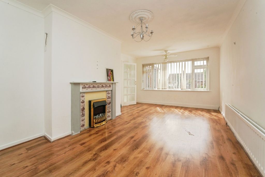 Property photo 3 of 17 Lounge