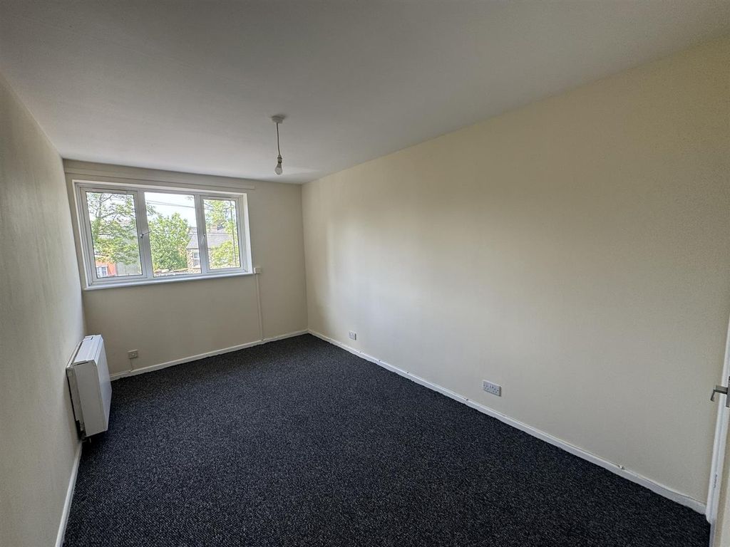 Property photo 3 of 7 Bedroom 1 (1/2)