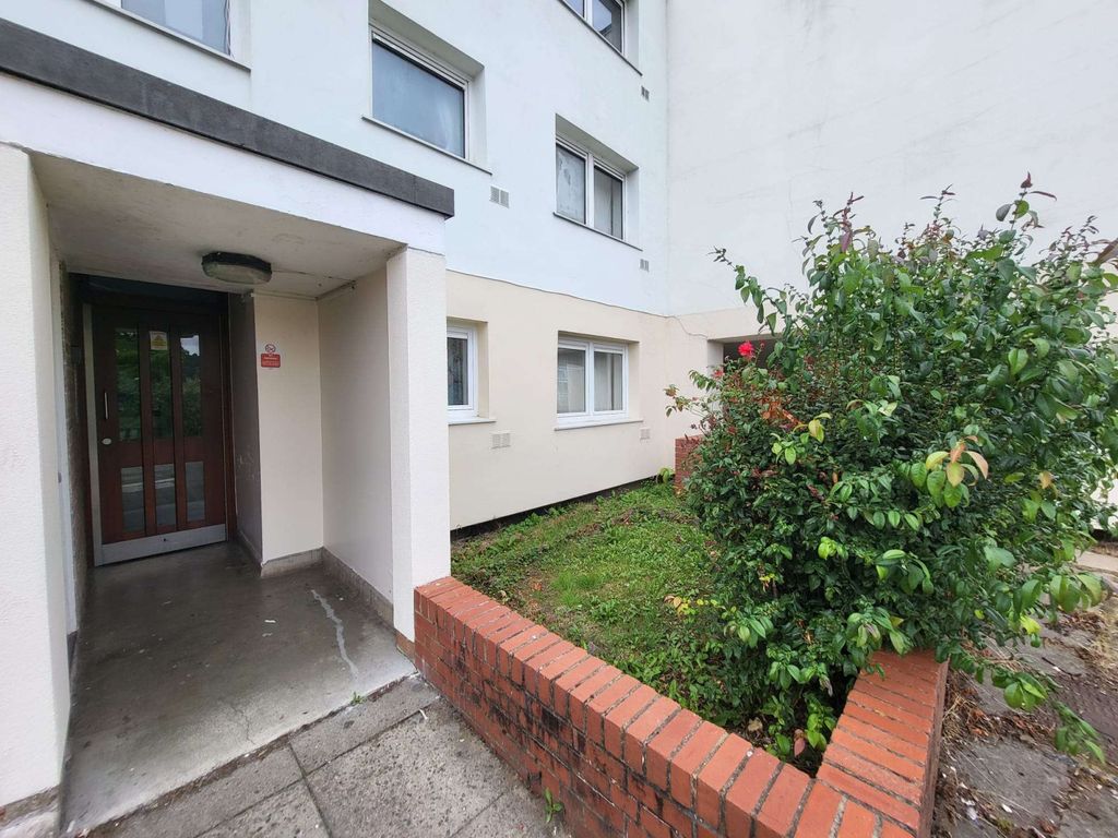 Property photo 1 of 16 2 Bedroom Ground Floor Flat For Sale On Essex Close