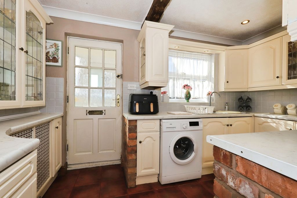 Property photo 3 of 12 Kitchen