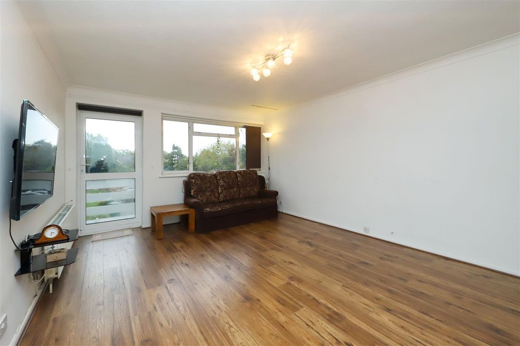 Property photo 3 of 10 Stamford Close