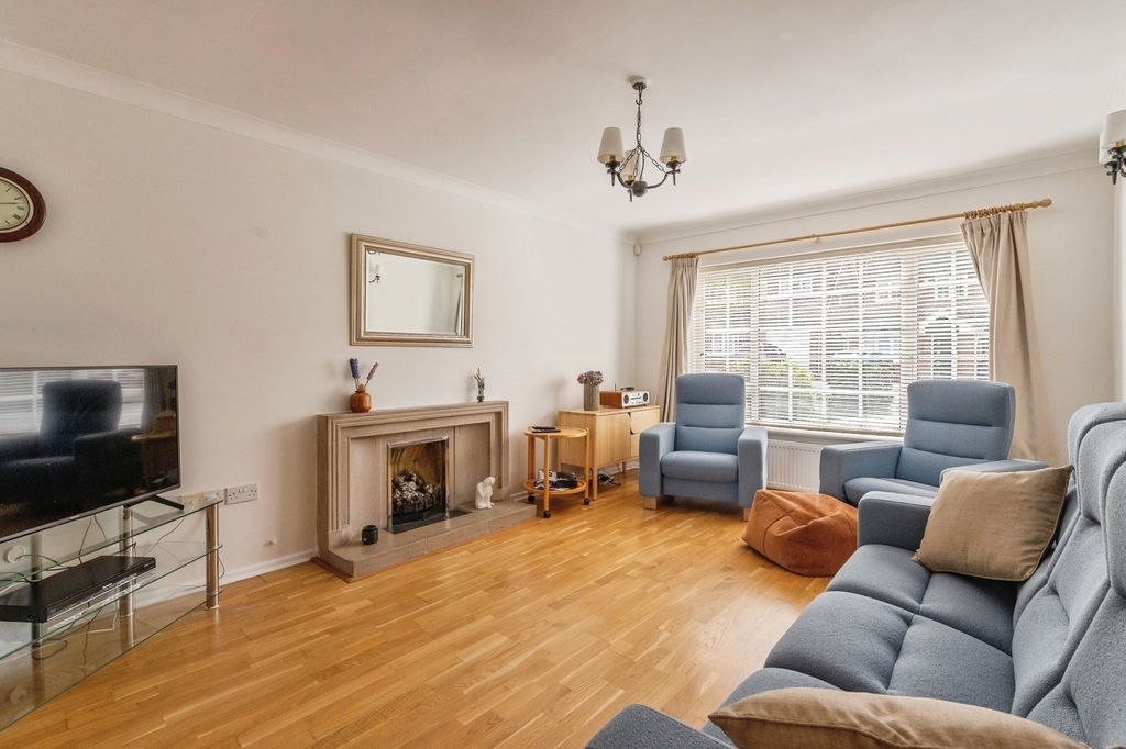 Property photo 3 of 17 Lounge