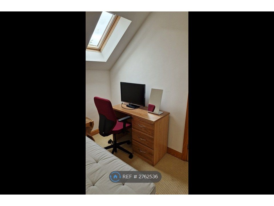 Property photo 2 of 9 Desk