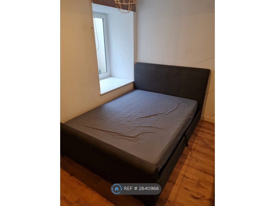 Property photo 3 of 18 Bedroom 1 Pic 2