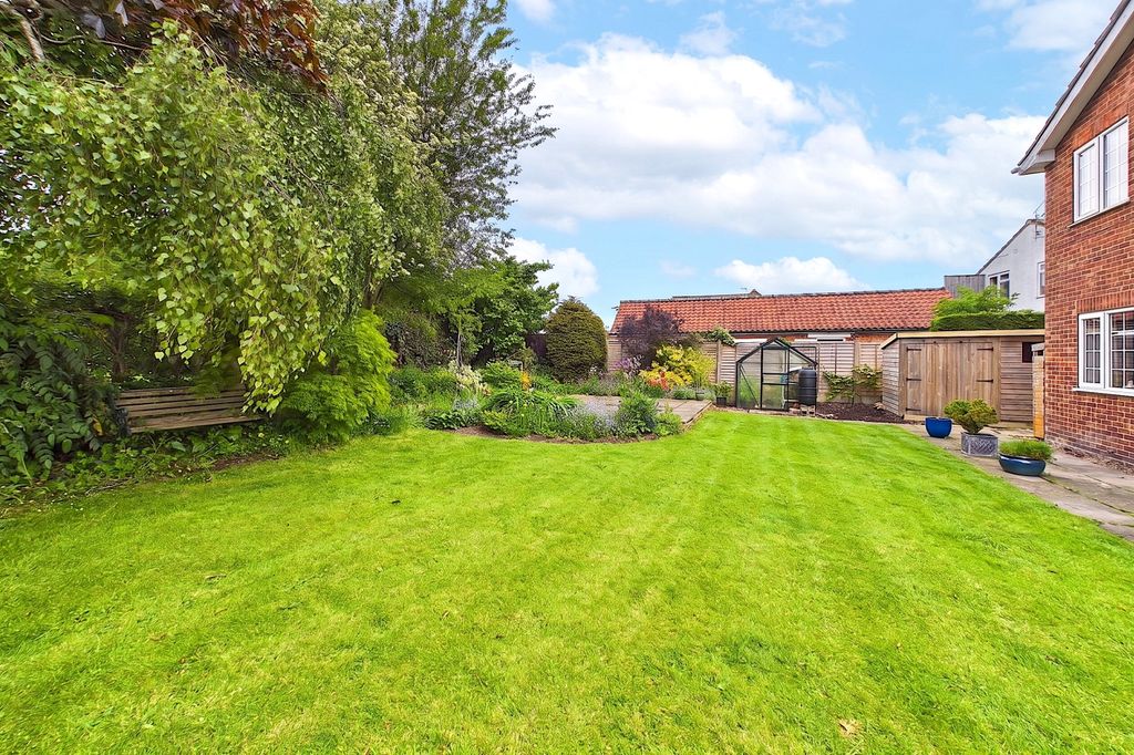 Property photo 3 of 17 Wold View - Garden1