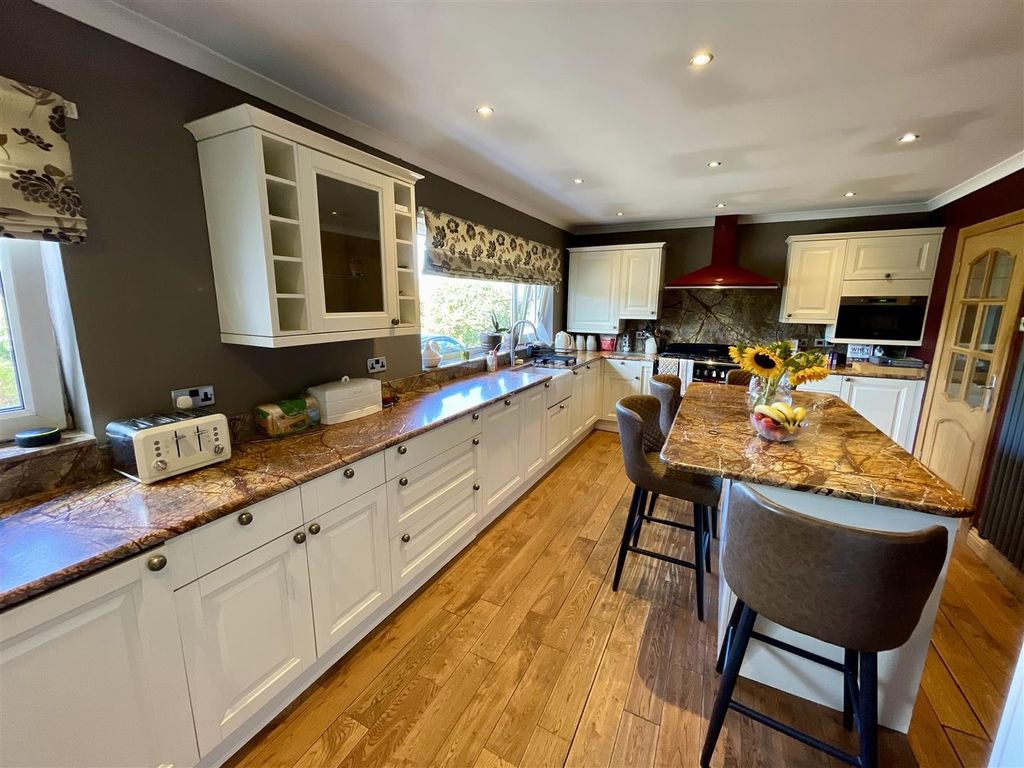 Property photo 3 of 28 Kitchen /Diner