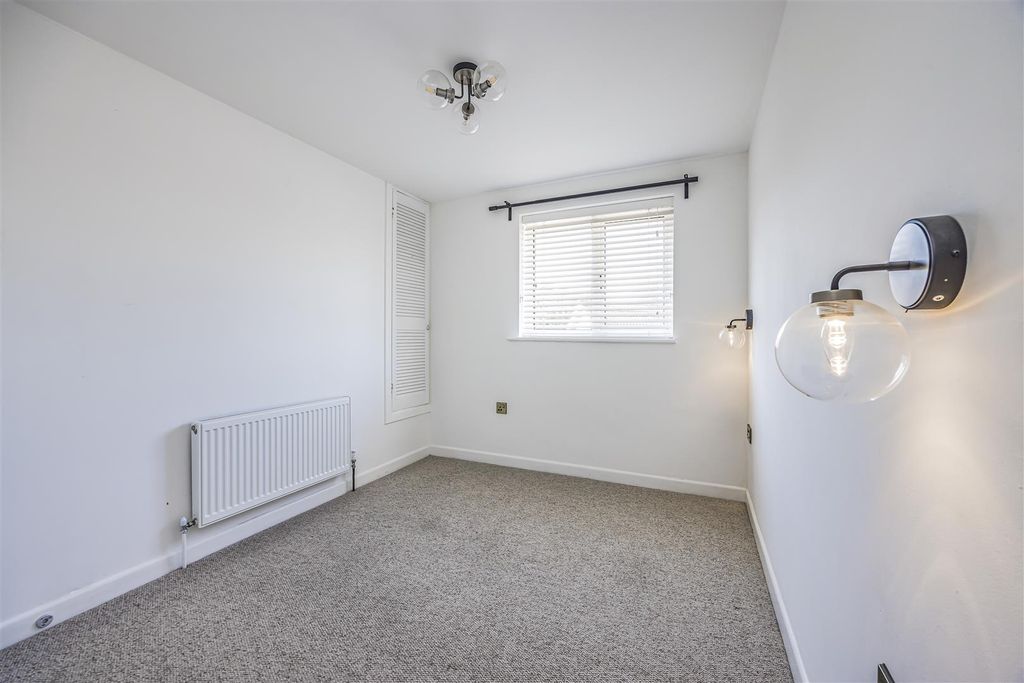 Property photo 1 of 17 23 Cornbrook Grove, Cowplain-Porticomarketing-Sold