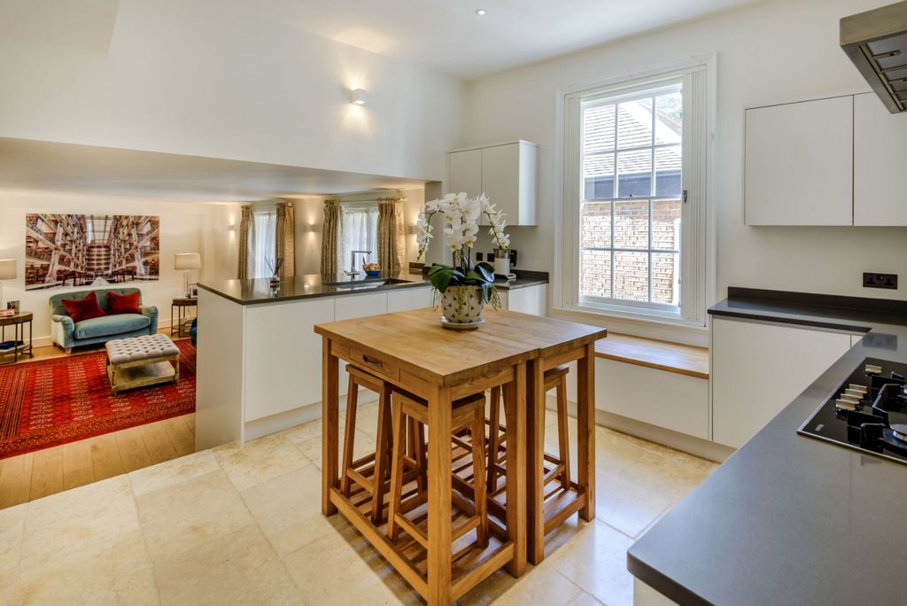 Property photo 3 of 14 Kitchen Breakfast