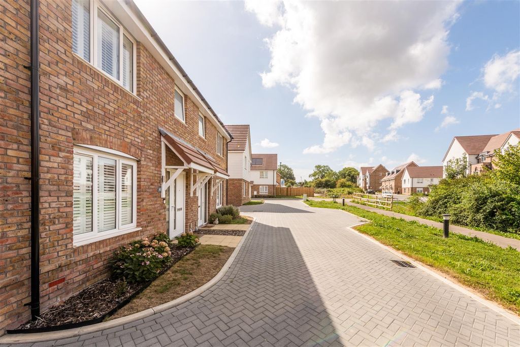 Property photo 1 of 22 60 Barton Way-32.Jpg