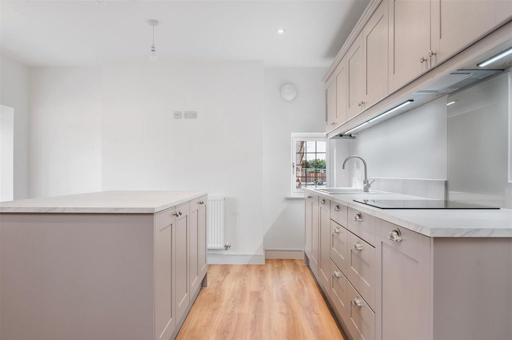 Property photo 3 of 33 3C Easthorpe Green Web Ph-24.Jpg