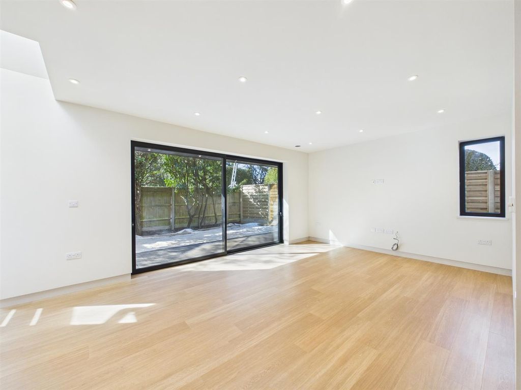 Property photo 3 of 26 Cam02885G0-Pr0579-Still019.Jpg