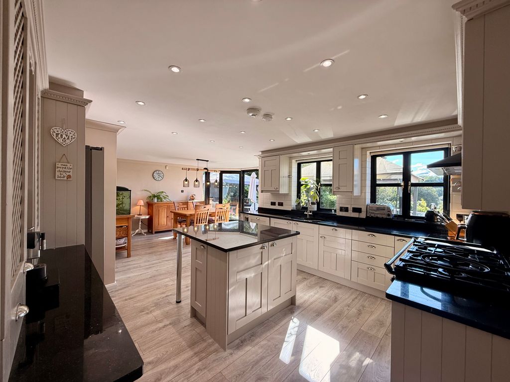 Property photo 2 of 19 Kitchen/Dining Area