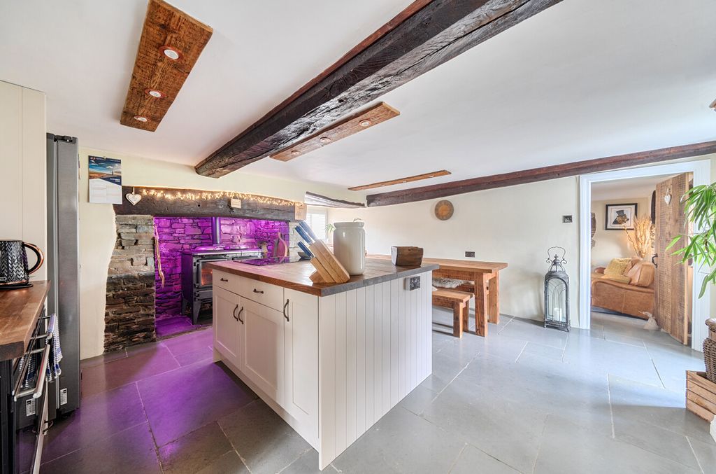 Property photo 3 of 16 1369615-11-6908d3...