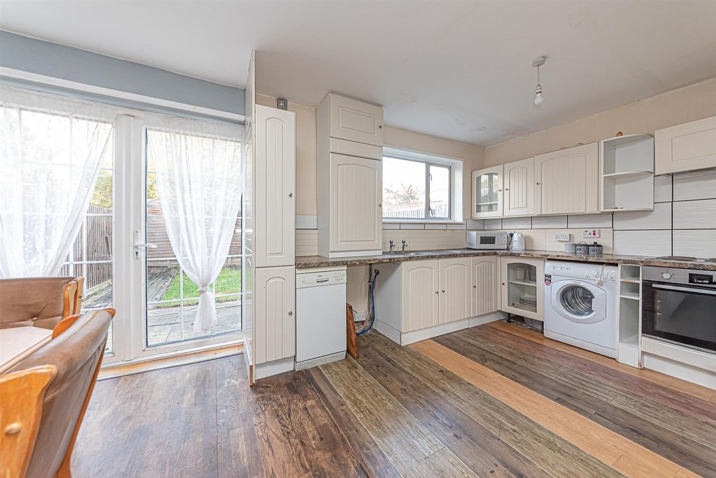 Property photo 3 of 12 11 Redan Road (23).Jpg