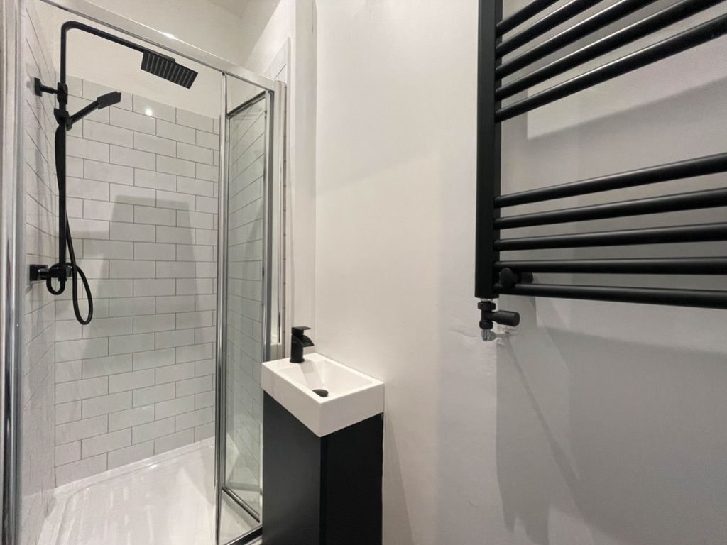 Property photo 2 of 9 Ensuite