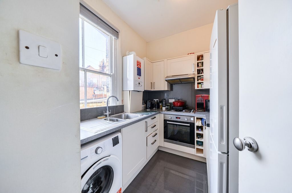 2 bed flat for salePark Road, High Barnet, Barnet EN5 photo 5