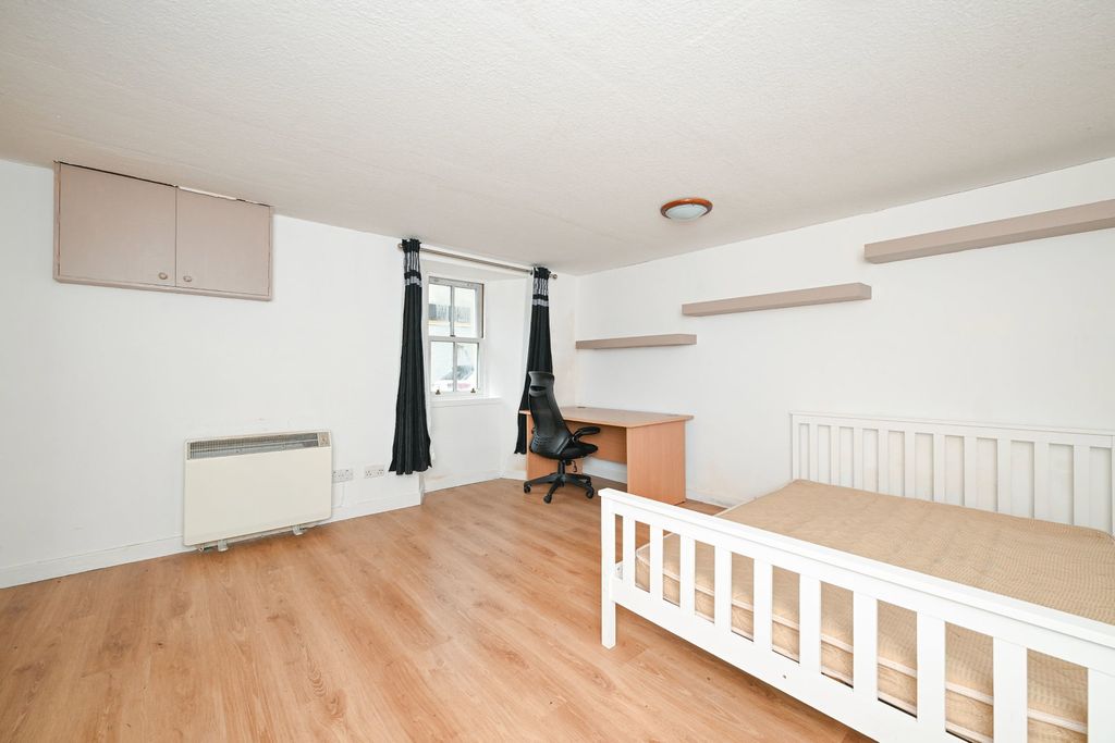 Property photo 3 of 25