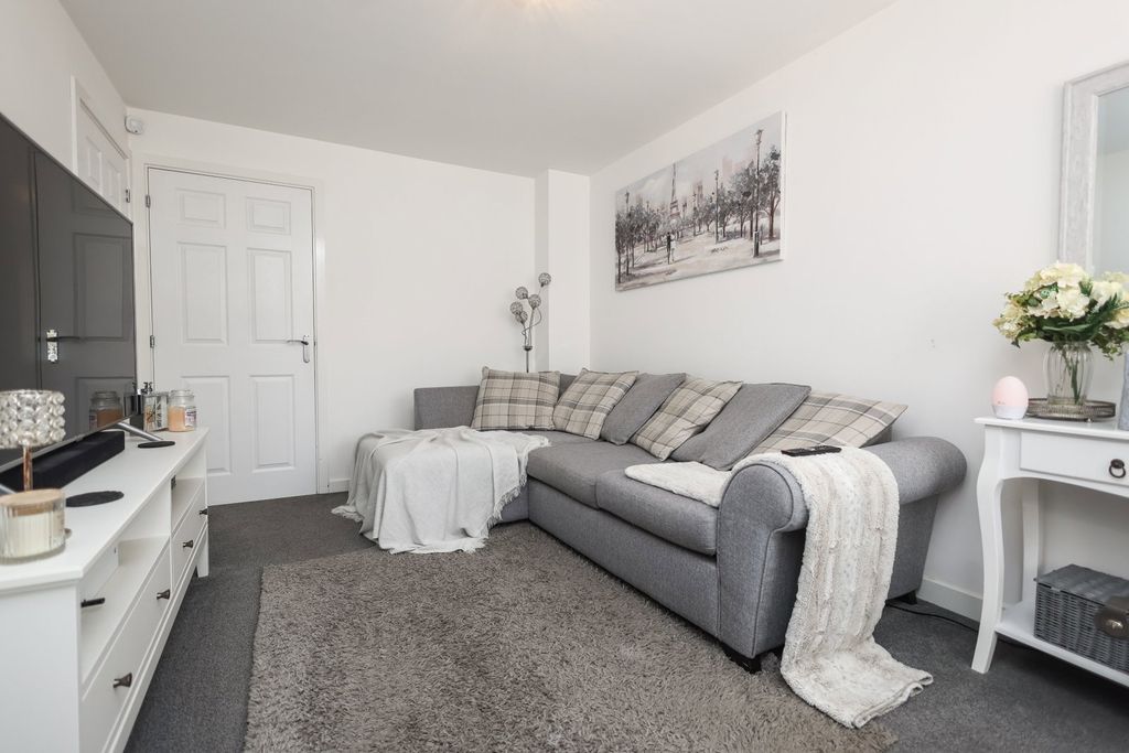 Property photo 3 of 35