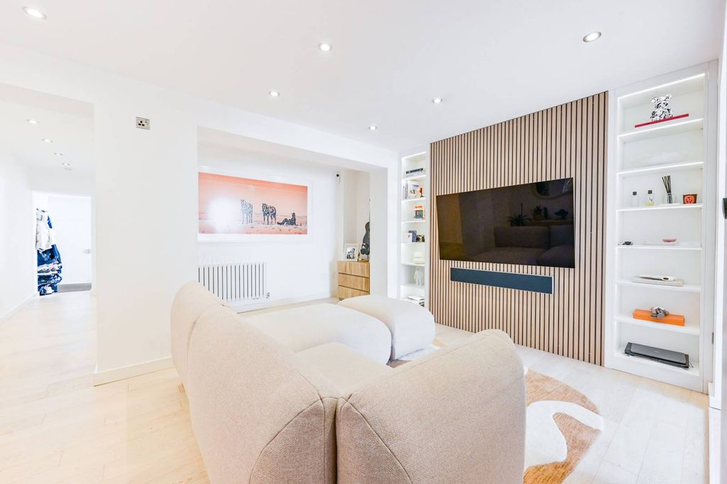 Property photo 2 of 8