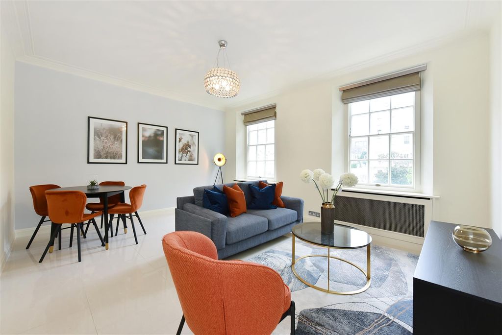 Property photo 1 of 16 Flat 4, 24, Lowndes Square (10).Jpg
