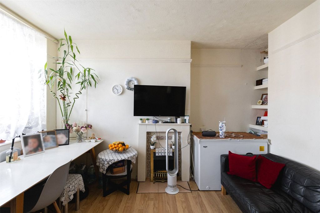 Property photo 3 of 9 Linslade House, E2