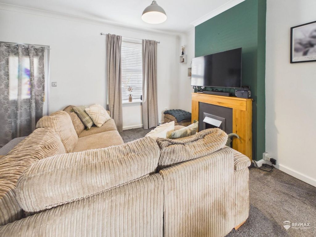 Property photo 3 of 17 Living Room (2).Jpg