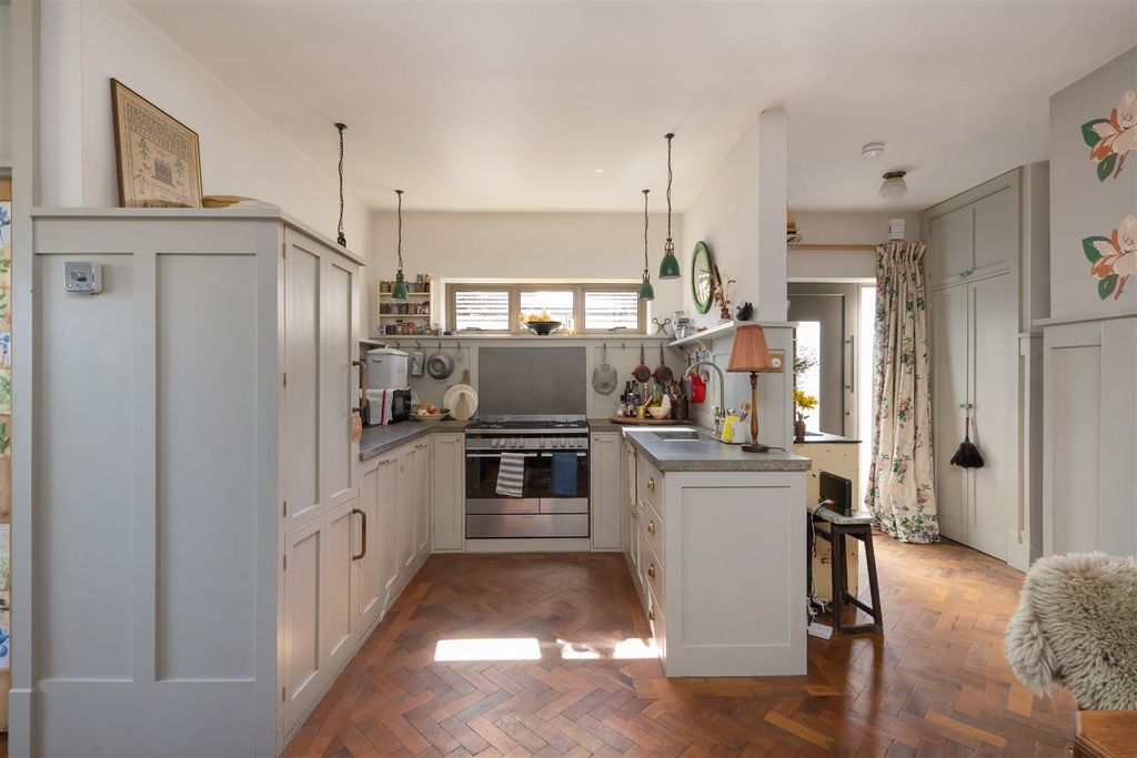 Property photo 2 of 16 Allan Road, Seasalter, Whitstable